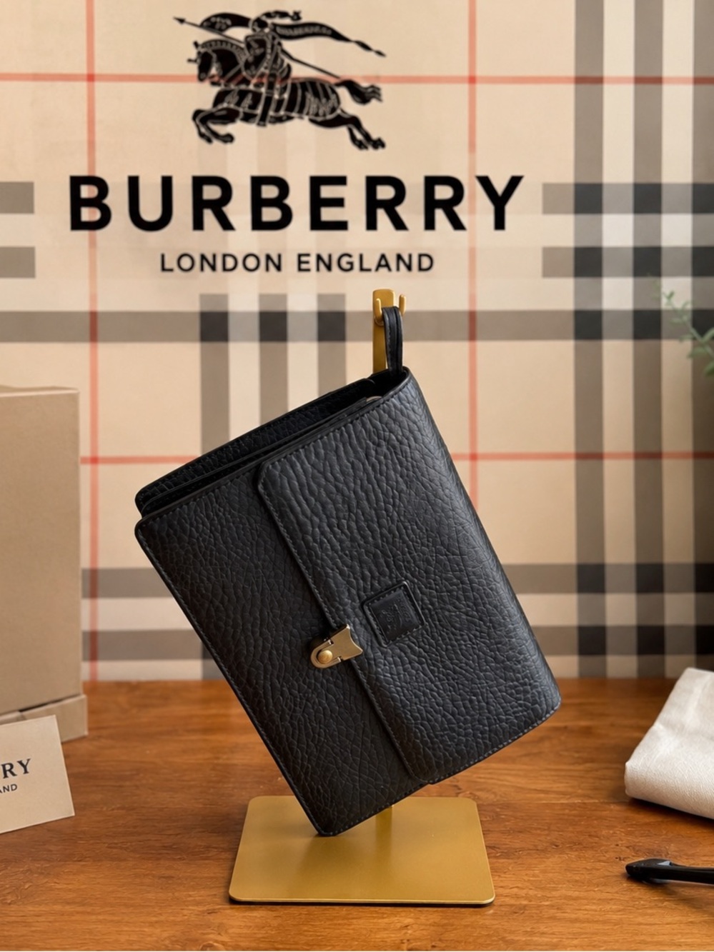 Authenticated card included with this Vintage Burberrys clutch black leather - Picture 2 of 16